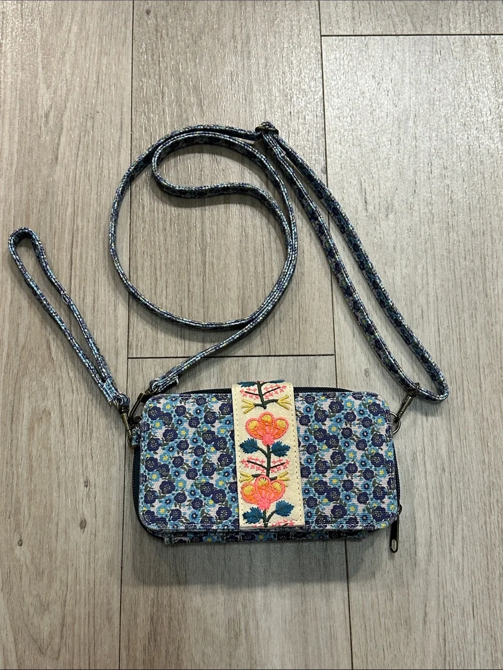 NWOT NATURAL LIFE Wristlet Crossbody Wallet Blue Turquoise Ditsy Floral